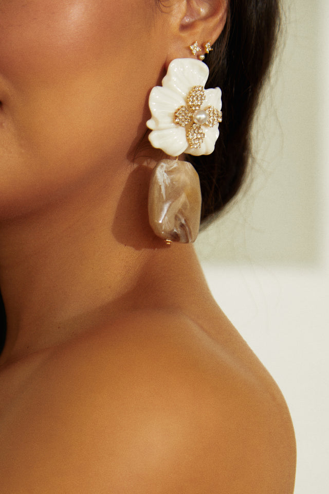 Load image into Gallery viewer, Isenia Flower Statement Earring - Nude
