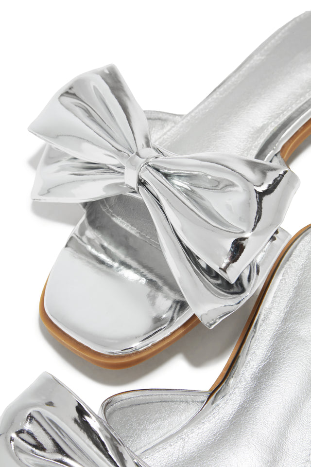 Load image into Gallery viewer, Silver-Tone Bow Toe Metallic Slip On Sandals
