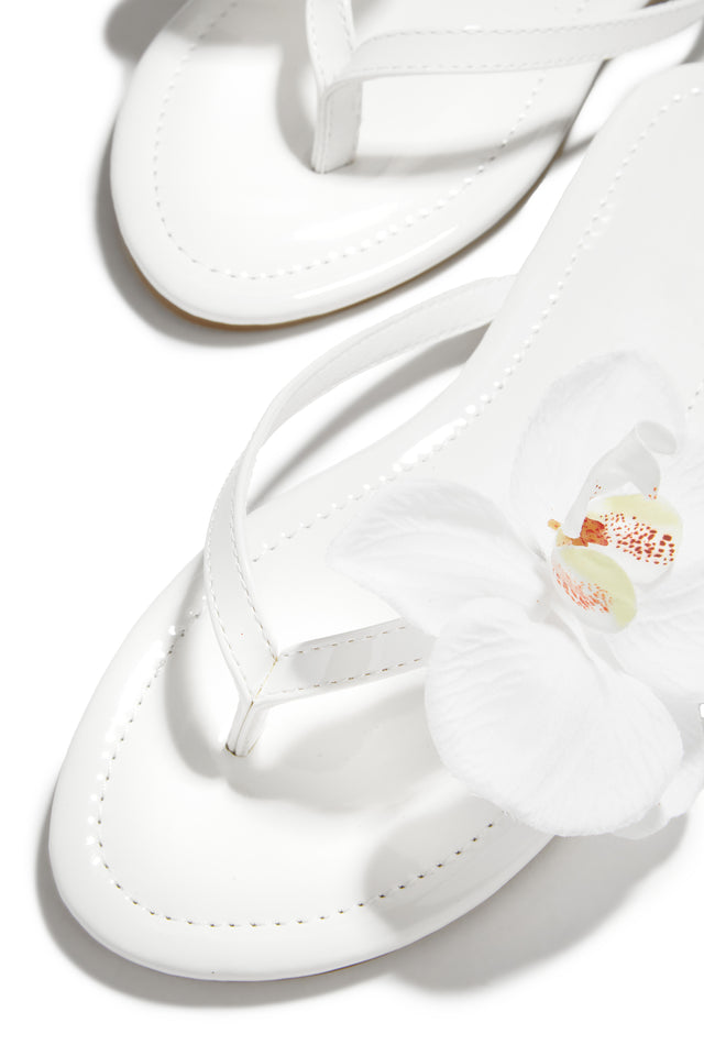 Load image into Gallery viewer, White Thong Strap Slip On Sandals
